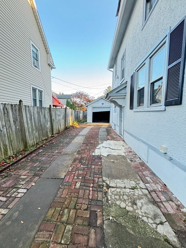 Building Photo - 409 E Washington Ave