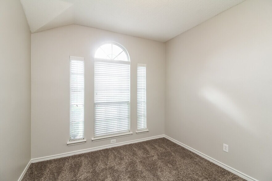 Building Photo - 1528 Warwick Dr
