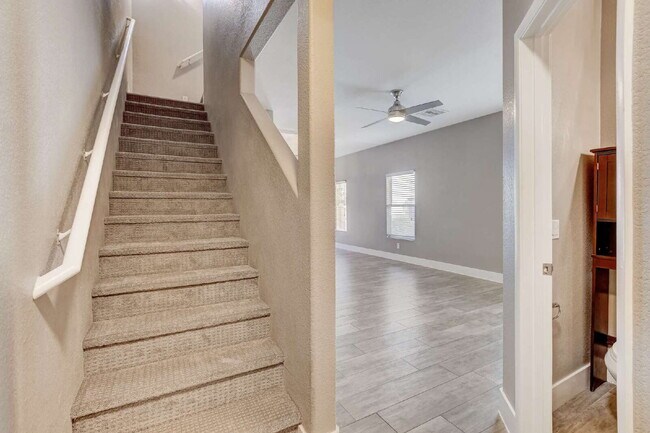 Building Photo - "Charming 2-Bedroom Townhouse Retreat with 2.5 Baths in South Henderson -with Backyard “