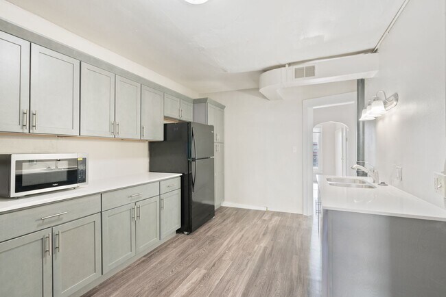 Building Photo - 2022 1/2 College St - Cedar Falls