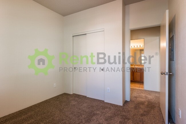 Building Photo - Model Perfect Living in Beautiful Loma Pinon