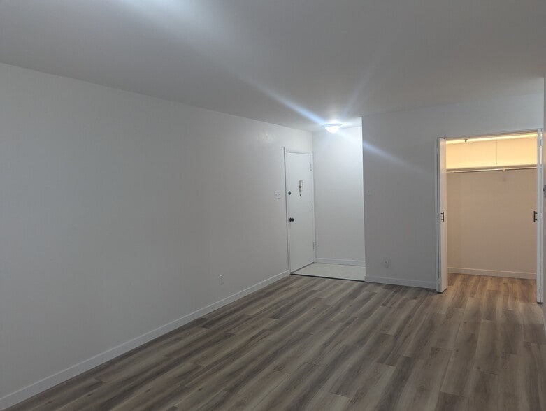 Building Photo - 7727 Hazelcrest Dr