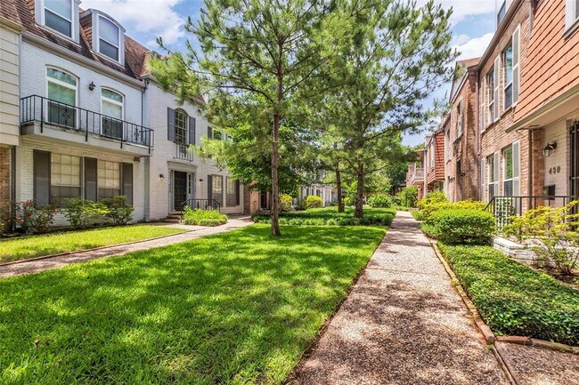 Building Photo - 386 N Post Oak Ln