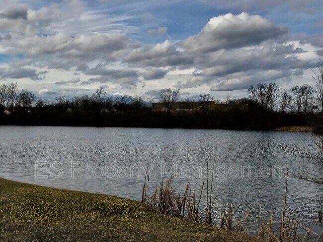 Building Photo - 5390 Lakeside Manor Dr