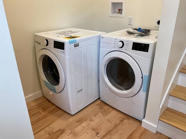 Building Photo - 90 Elm St