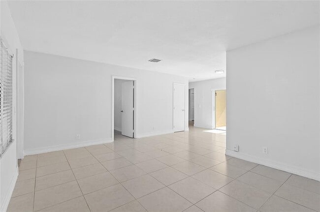Building Photo - 1030 SW 6th Way