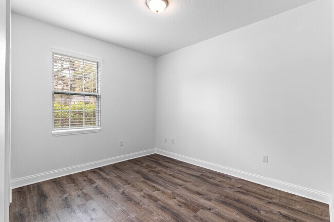 Building Photo - Spacious 4-Bed / 2-Bath Home with 3-Car Garage in Apopka with Modern Touches!