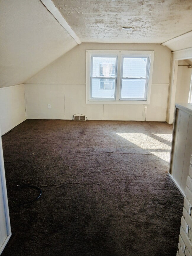 Building Photo - 21465 Syracuse Ave