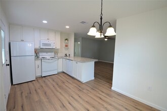 Building Photo - 5422 Pine Ave