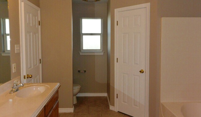 Building Photo - AVAILABLE NOW Single Family Home 3/2/2