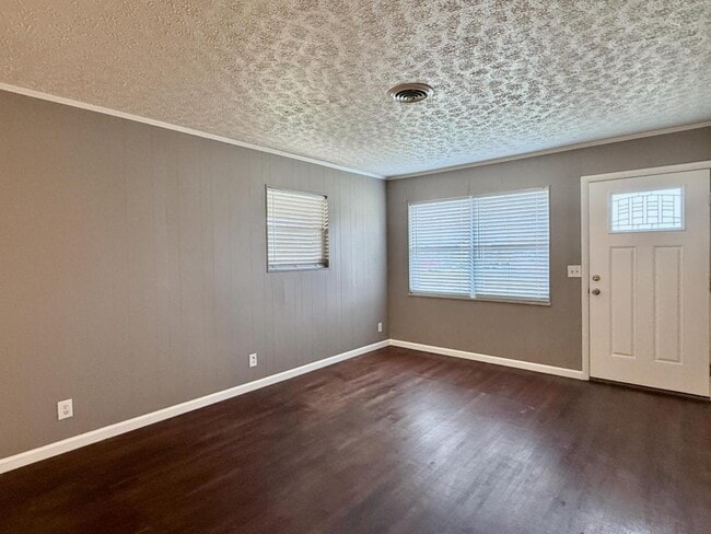 Building Photo - 103 York Dr