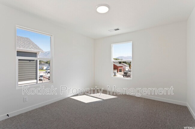 Building Photo - 991 Shoreline Dr