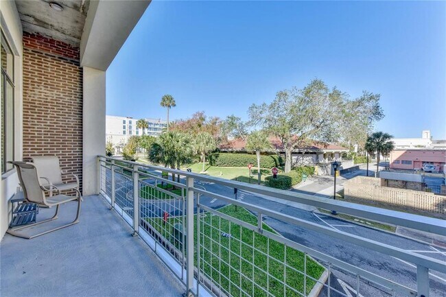 Building Photo - 302 SE Broadway St