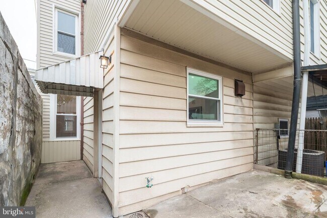 Building Photo - 170 Markle St