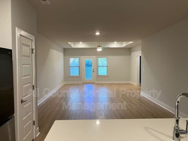 Building Photo - 132 Clift Farm Dr