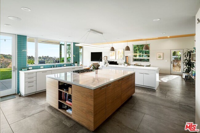 Building Photo - 2344 Banyan Dr