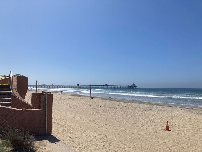 Building Photo - Upcoming!! 2 Bed/1 Bath Condo Apt.  Blocks...