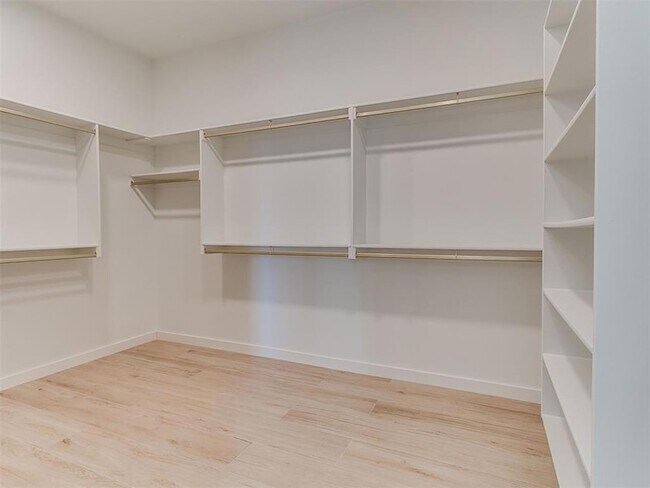 Building Photo - 605 N Idaho Ave