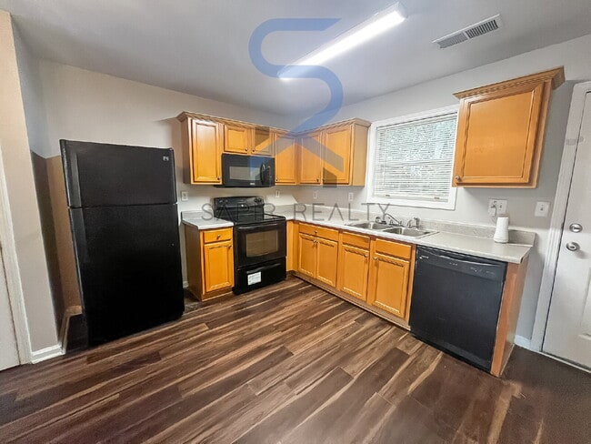 Building Photo - Move in before November 15th and choose yo...