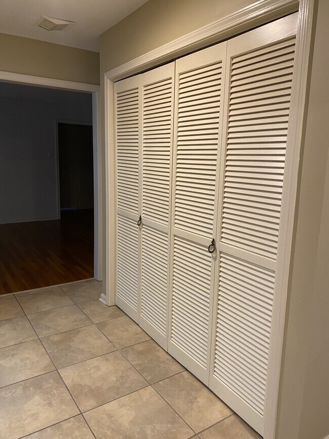 Building Photo - 1224 Merrycrest Dr