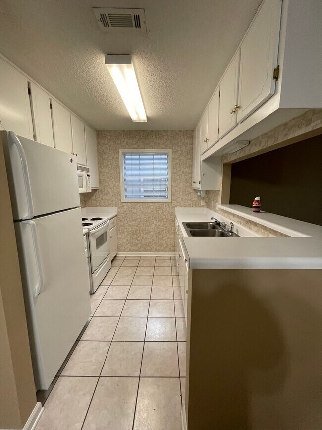 Building Photo - Foxchase Subdivision:  MOVE IN READY!!!!  ...