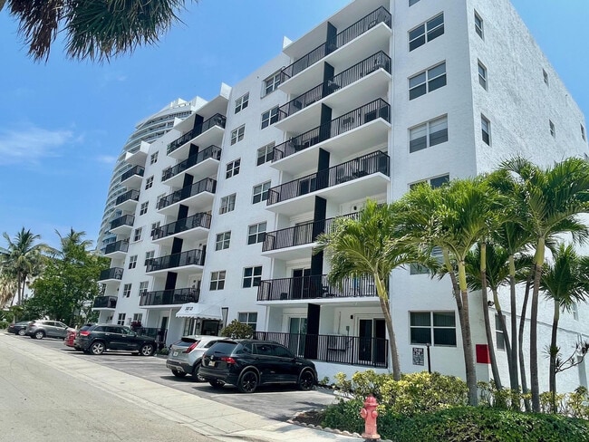 Building Photo - 3000 Riomar St