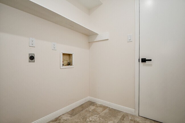 Building Photo - 21 Edgewood Forest Ct