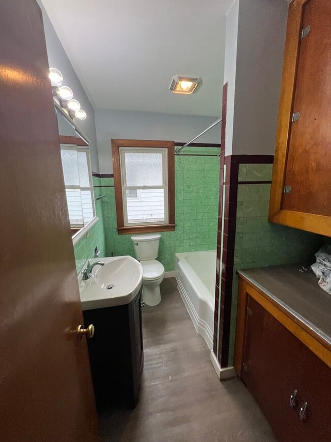 Building Photo - Spacious 2 bedroom home!