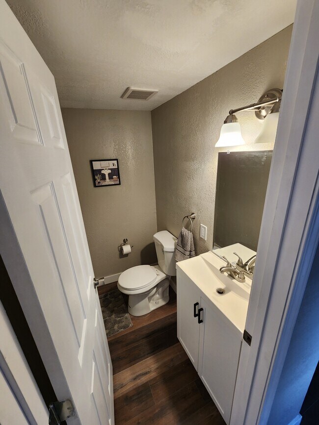 Building Photo - 307 E Washington St