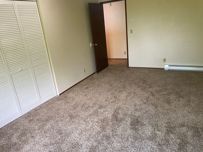 Building Photo - 3 bedroom 1.5 Bath Tandem Home!