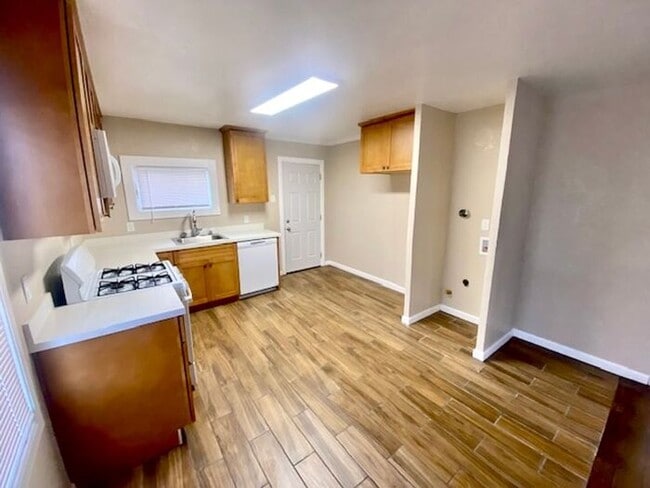 Building Photo - Beautifully Updated 2 Bed 1 Bath unit in R...