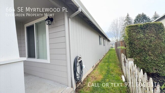 Building Photo - 664 SE Myrtlewood Pl