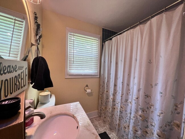 Building Photo - Three bedroom home in Norfolk