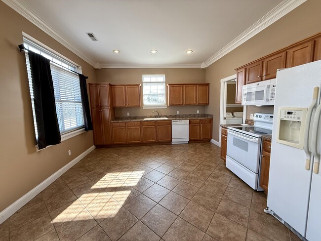 Building Photo - 98 Melrose Dr