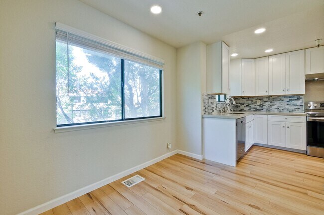Building Photo - Condo Near Cupertino High | Updated Kitche...