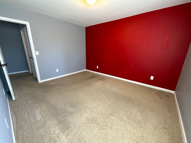 Building Photo - Large 5 bedroom home in Established Neighborhood ready to rent!