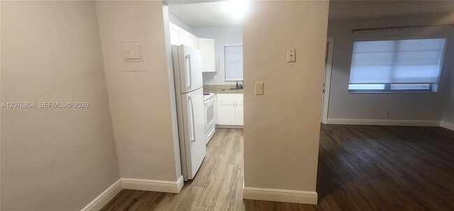 Building Photo - 1555 N 12th Ct