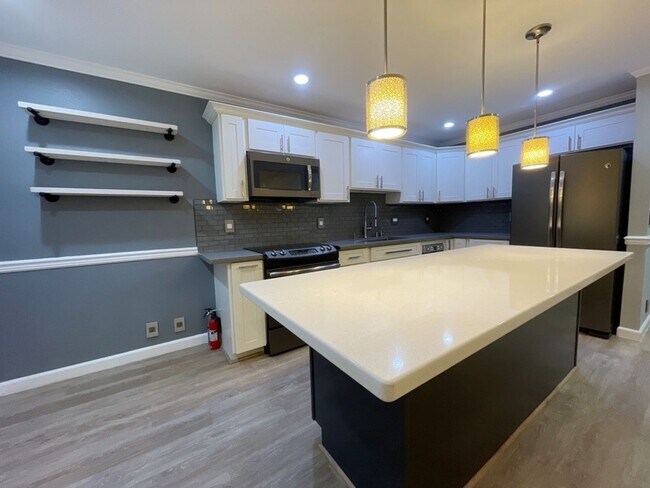 Building Photo - Waipio Gentry 2 bed, 1 bath, 2 parking wit...