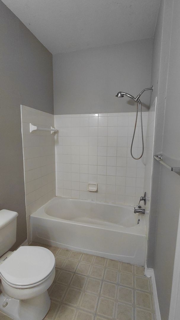 Building Photo - Spacious 3 bedroom, 2 bath Condo located i...