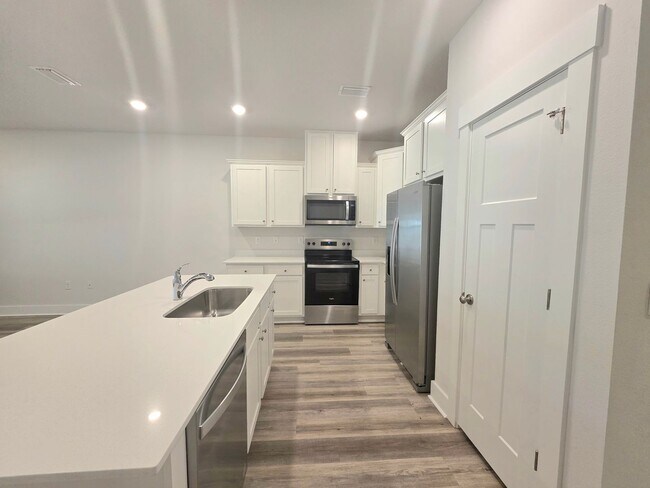 Building Photo - Spacious 3-Bedroom Townhouse