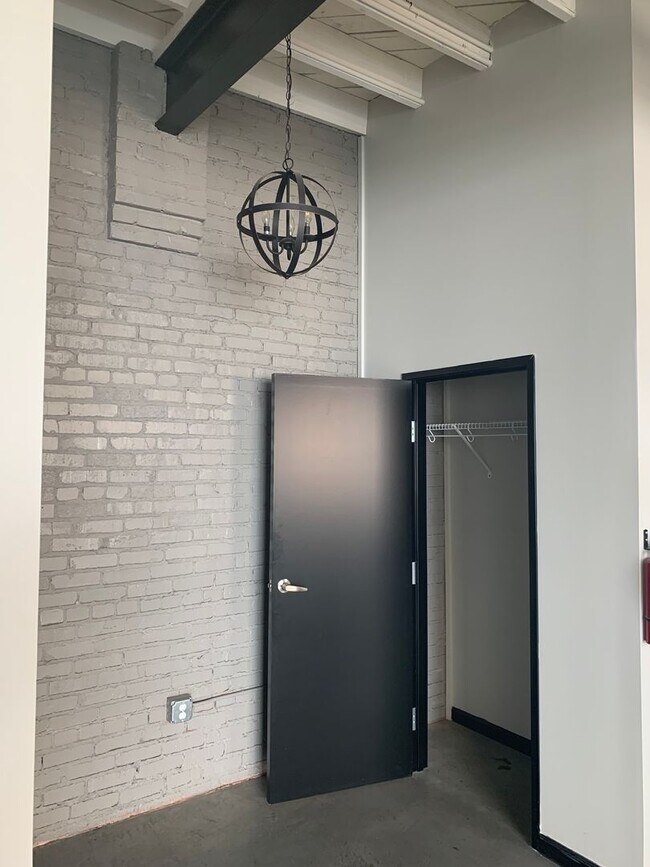 Building Photo - Ford Building