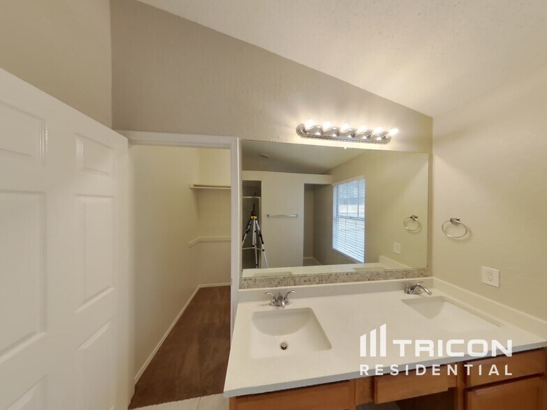 Building Photo - 2628 Dahlia Dr