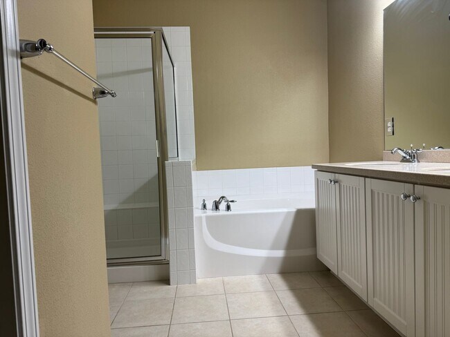 Building Photo - Main level living! 3 bed, 3 bath, 2 car ne...