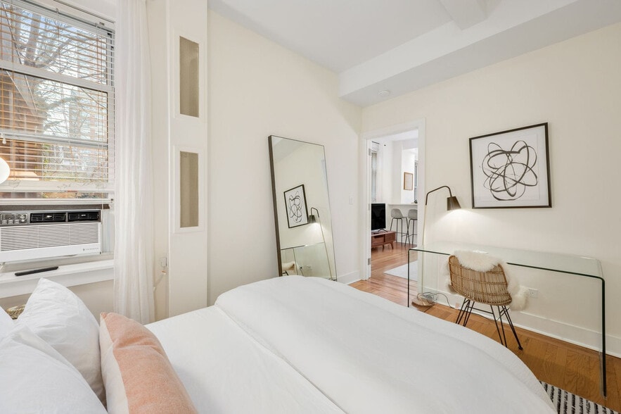 Building Photo - 151 E 80th St