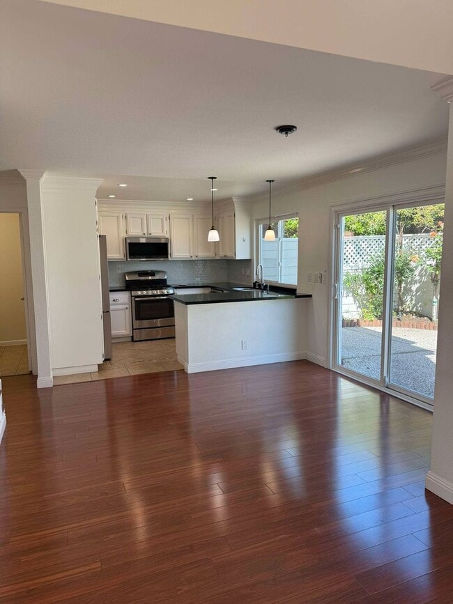 Building Photo - Stylish Redwood Shores Home with Vaulted Ceilings & Private Yard