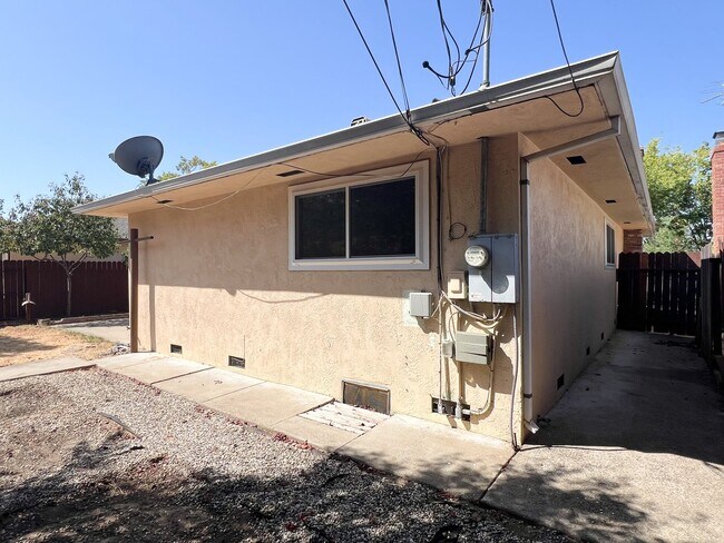 Building Photo - Tahoe Park Gem in Great Location!