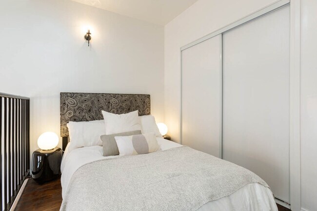 Building Photo - 900 N Hoover St