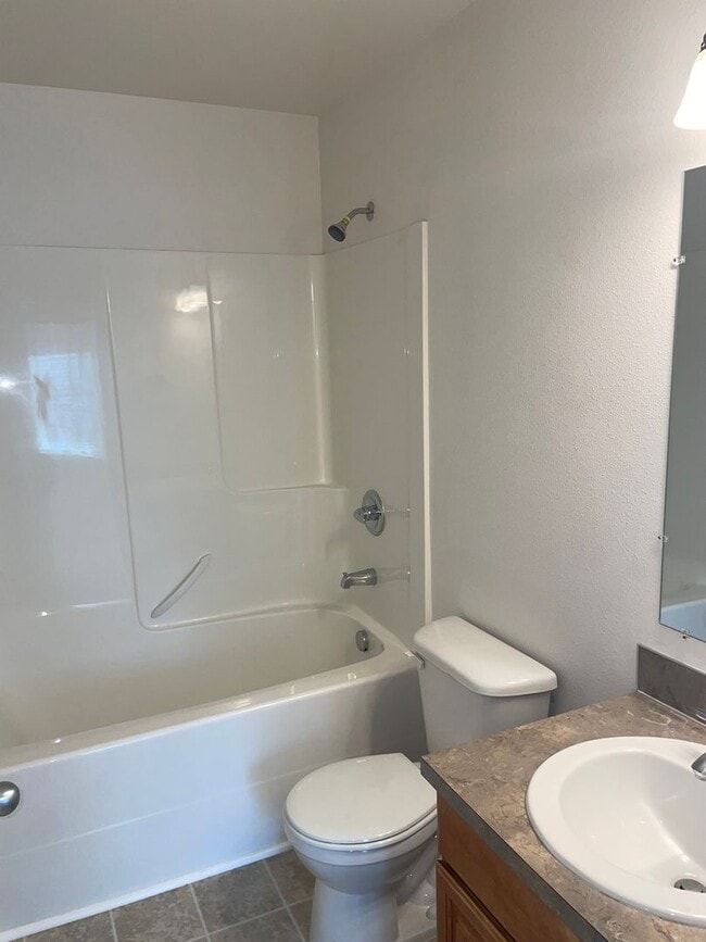 Building Photo - 2 bed 1 bath + Bonus Room Duplex in Northeast Salem!