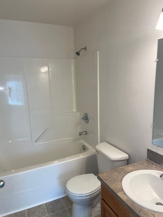 Building Photo - 2 bed 2 bath + Bonus Room Duplex in Northeast Salem!