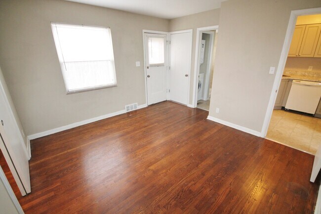 Building Photo - 1 Bedroom- Grandview Area